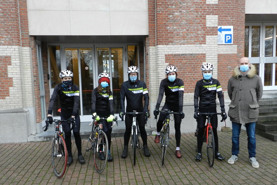 Florian en Olivia Messiaen, internaatsdirecteur Rik Boutsen, Xander Van Gogh, Iben Priem en Kristof Van Gestel.