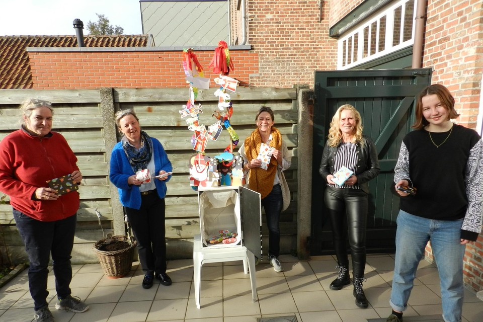 Ingrid, Tanja, Talke, Petra en Wieke maken kastjes voor Sinterklaas. 