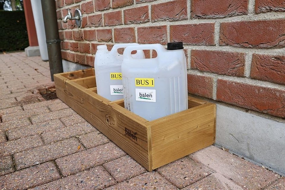 Op elke Balense begraafplaats staat een bak met bidons.
