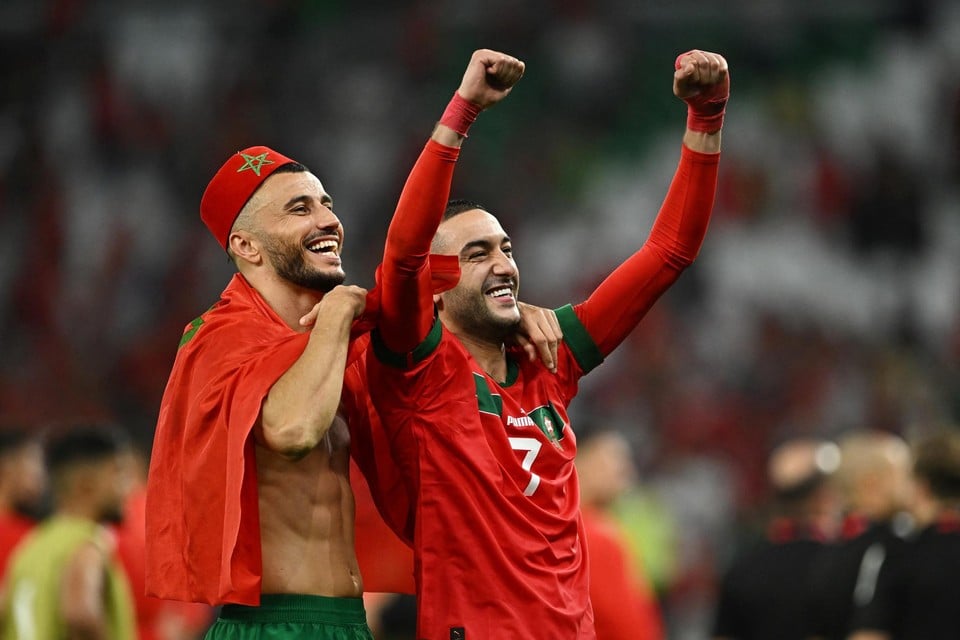 Romain Saiss (geboren in Frankrijk) en Hakim Ziyech (geboren in Nederland) juichen na de overwinning op Spanje.  