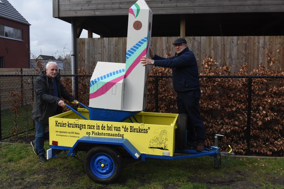 Wieter Mariën en Guido Daems van BVC stellen de voorbeeldkruiwagen voor.