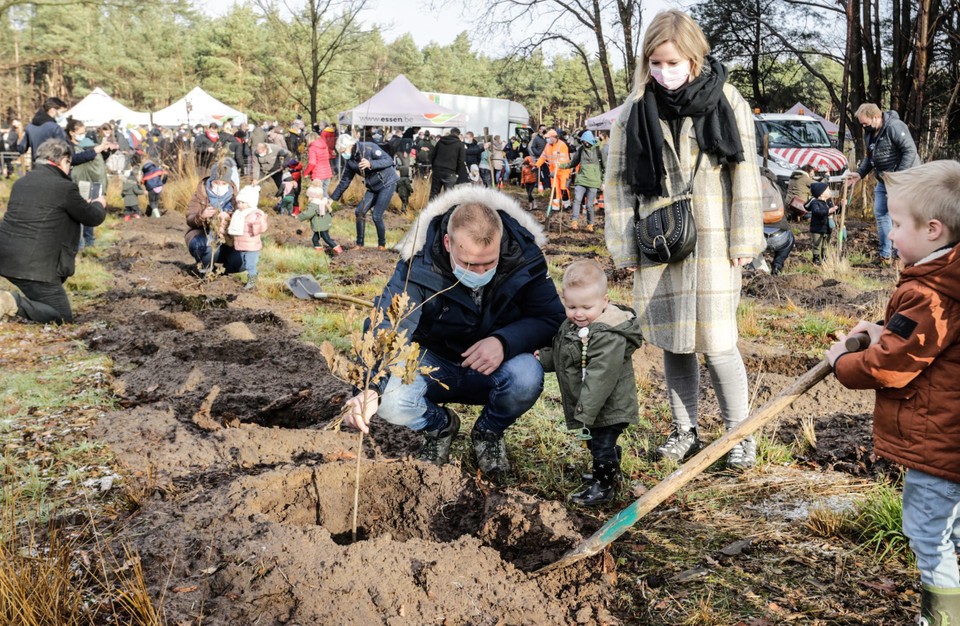 Met een jaar vertraging door corona kregen de kindjes geboren in 2019 ook een boompje in het geboortebos.