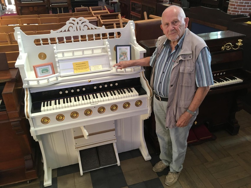 Ben Roemendael bij een van de harmoniums in de kerk. Deze week worden ze allemaal verhuisd.