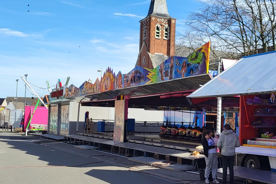 De foorkramers hebben hun attracties opgesteld op de Gemeenteplaats.