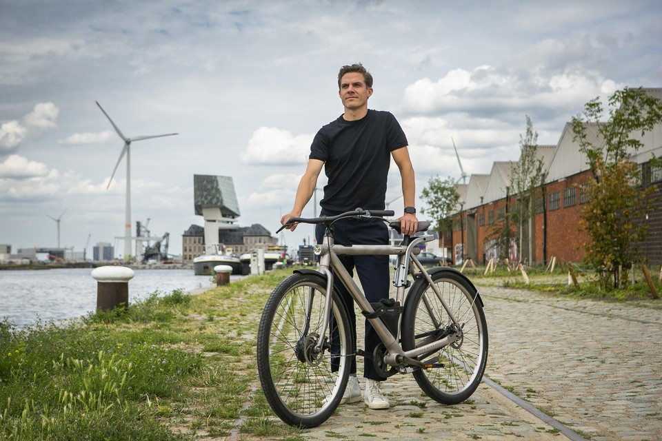 Sven Haenen met zijn VanMoof-fiets