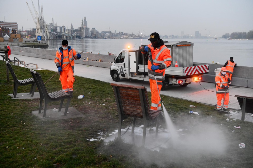 Steeds meer Antwerpenaars genieten van de parken, maar dit zorgt ook voor extra zwerfvuil.