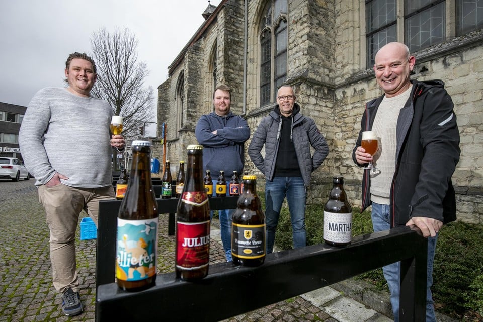 De vier Nijlense bierliefhebbers Andreas Prinzie, Jorgen De Haes, Werner De Haes en Patrik Leemans.