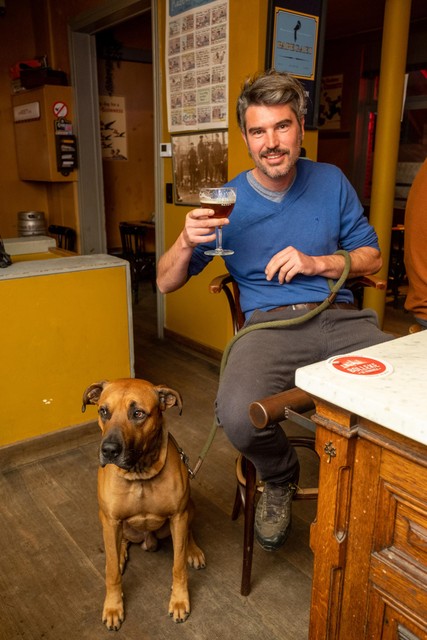 Pieter en zijn hond Maximus genieten van een Bolleke.