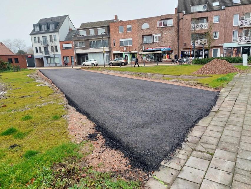 Via deze tijdelijk asfaltweg kan het doorgaand verkeer toch nog passeren op het kruispunt tijdens de werken.
