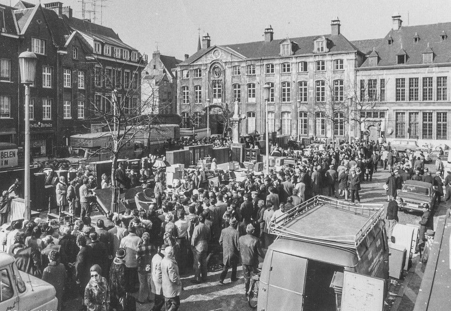De Vrijdagmarkt telde jaren geleden meerdere verkopers en lokte veel volk.  