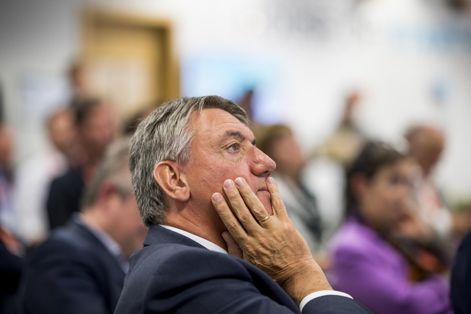 Anderhalf jaar voor de verkiezingen lijkt het laatste restje leiderschap van Vlaams minister-president Jan Jambon (N-VA) verdwenen.  