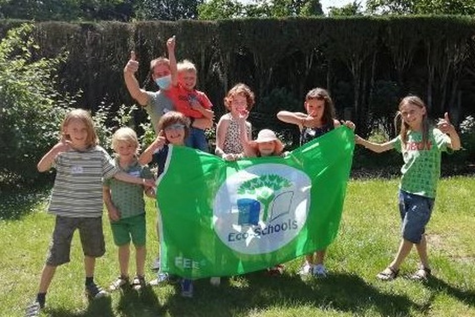 Freinetschool De Vlindertuin in Lille mag drie schooljaren lang een Groene Vlag uithangen en zich Eco-School noemen. 