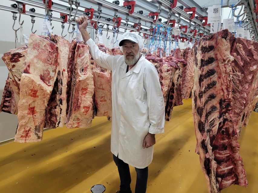 Luc De Laet toont het vlees en de toestellen in de productieruimte die wonderwel gespaard bleef.
