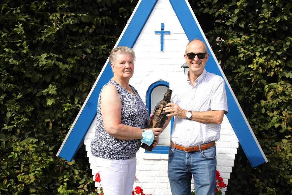 Anny Caers overhandigde na een halve eeuw het Mariabeeldje voor de gerestaureerde kapel aan waarnemend burgemeester Francis Stijnen.