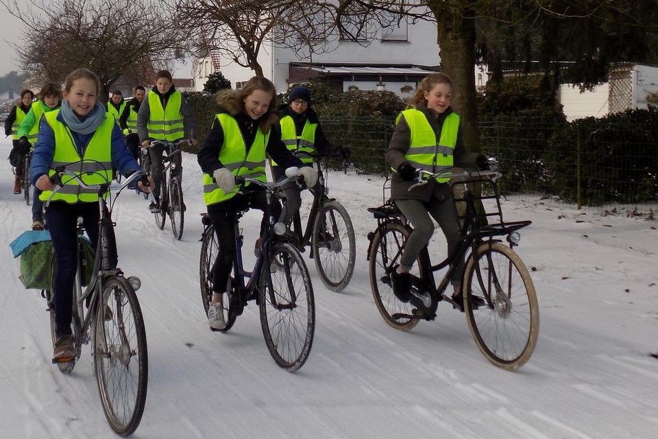 Enkele Vosselaarse jongeren toonden eerder al hun fluohesjes op hun fiets. De jeugddienst deelt weer gratis hesjes uit aan jongeren.