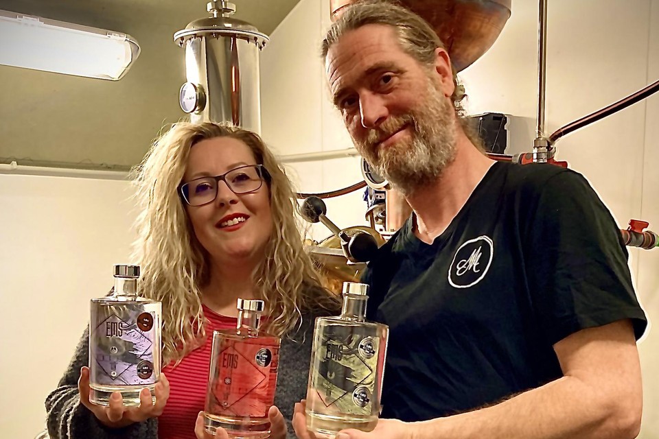 Annick Milis en Reinout Moonen van wijndomein Walterus uit Poederlee tonen hun drie gins die in de prijzen vielen.