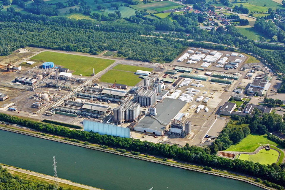 ExxonMobil in Meerhout ligt tussen het Albertkanaal en de E313. 