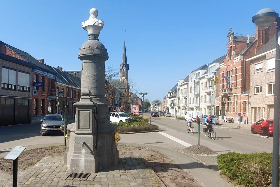 Het Koningsplein met de pas gerestaureerde pomp, de Sint-Jan Evangelistkerk en het bevlagde gemeentehuis.