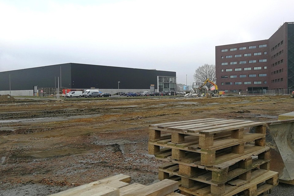 De vroegere parking van Atea ruimt baan voor nieuwe logistieke magazijnen, kantoren en een parkeertoren.