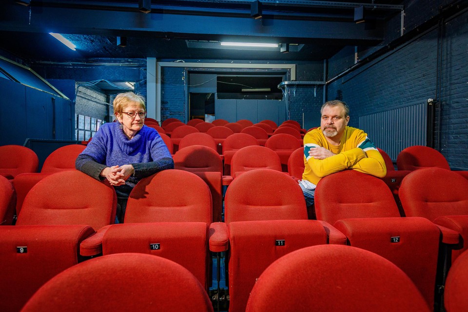 Voorzitter Janine De Vleeshouwer en voorzitter ad interim Gerrit Muyldermans in de zaal van Theater De Peoene.