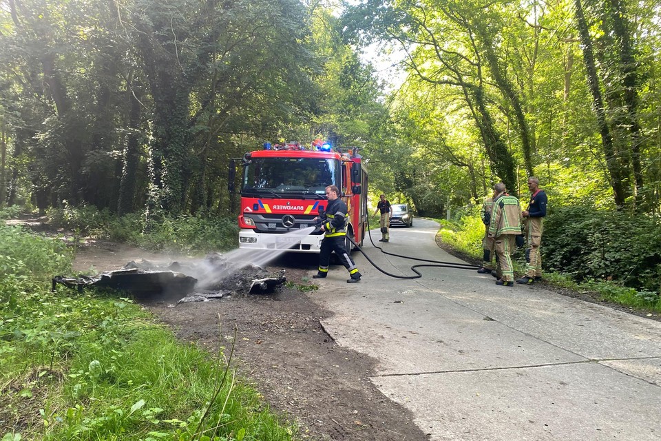 Het uitgebrande wrak van de jetski werd met een kraan uit het Kauwendaalbos getrokken en op straat verder geblust door de brandweer