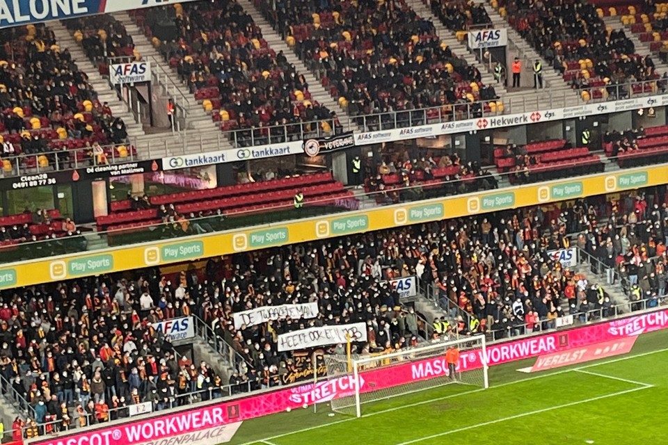 De Mechelen-fans maakten hun ongenoegen kenbaar met een spandoek: “De twaalfde man heeft ook een job”.