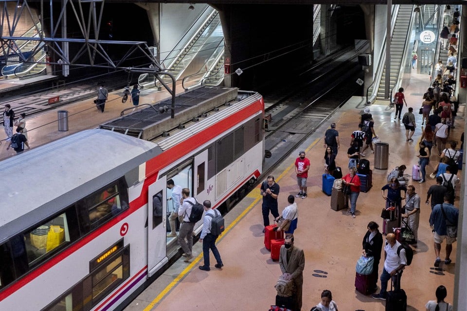 In Spanje (foto: het Atocha-station in Madrid) zijn er nu gratis maandabonnementen op korte treinritten.  