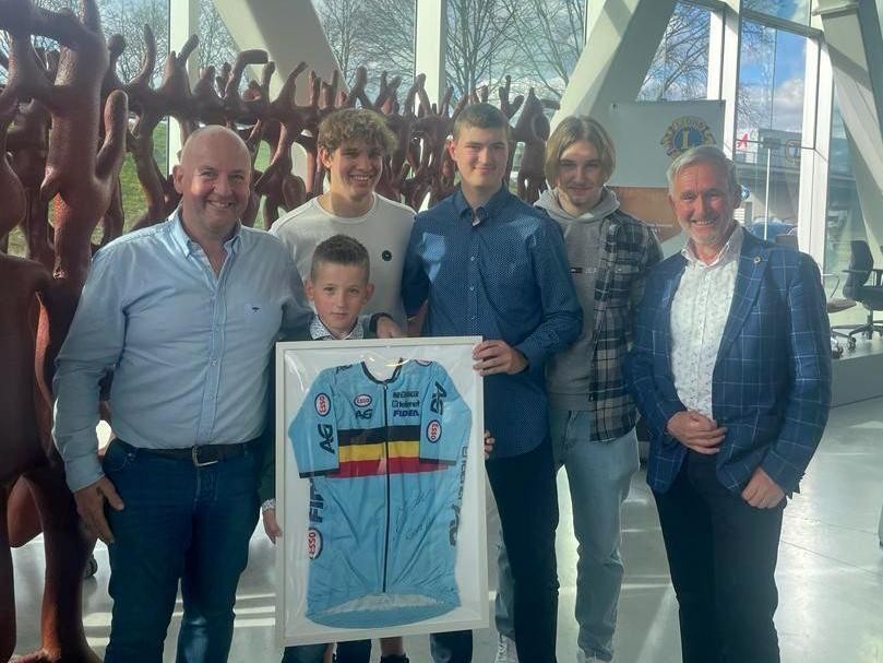 Entrepreneur Kurt Paradis (left with his son) receives the signed Toon Aerts jersey from the initiators, under the approving eye of Marcel Smets of Lions Herentals.