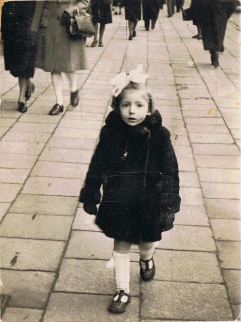 Regina Sluszny on the De Keyserlei in 1943 of 1944. 