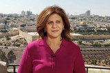 thumbnail: Shireen Abu Akleh hier op foto met Jeruzalem op de achtergrond 