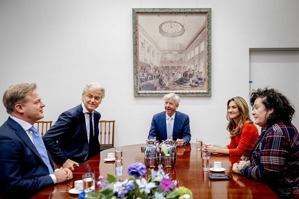 De vier onderhandelaars zaten al eerder rond de tafel met toenmalig informateur Ronald Plasterk (midden). Hij wordt nu als mogelijk premier genoemd.