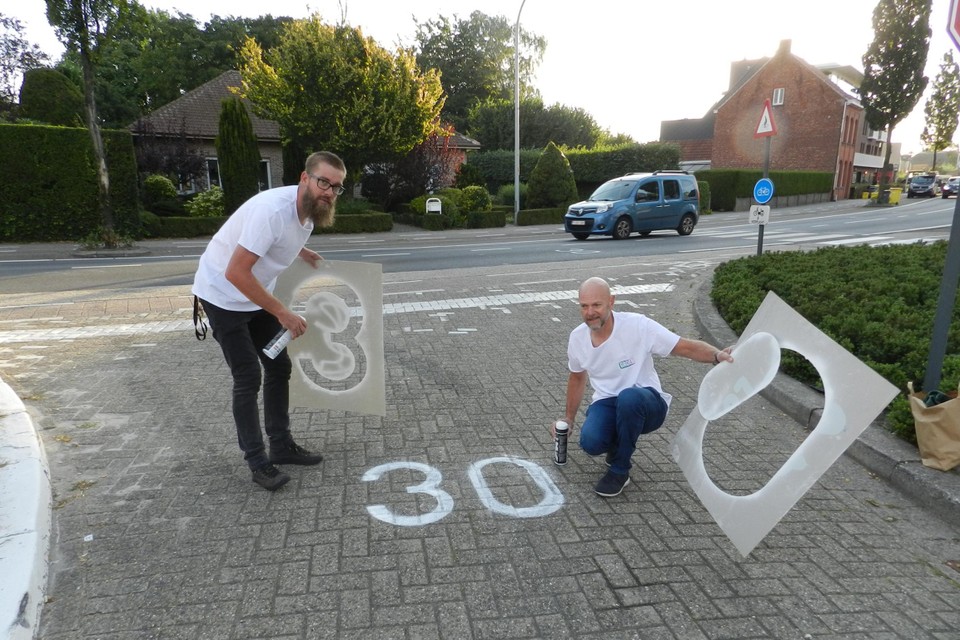 Jan De Bie en Jef Schoofs brengen met kalkverf 30 aan op het kruispunt van de Pastoor Ceulemansstraat en Pastorijstraat. 