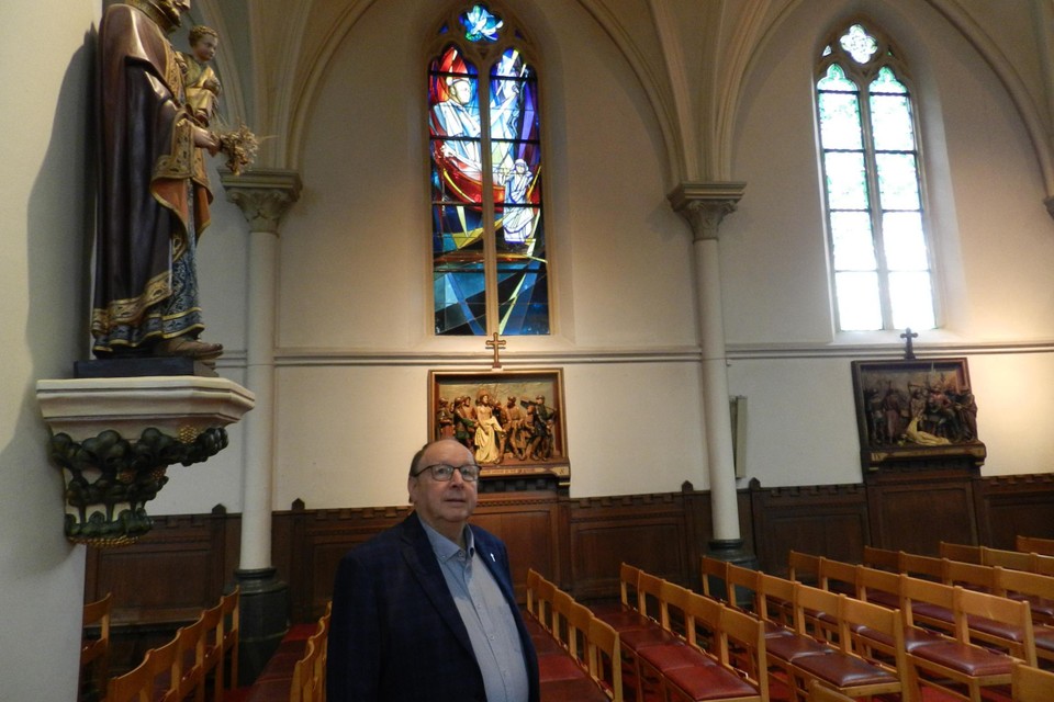 Gaston Belmans in de kerk van Merksplas bij het glasraam met de afbeelding van paus Johannes Paulus II en moeder Teresa. 