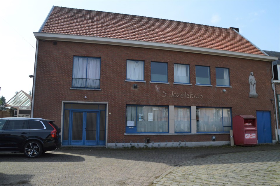 De parochiezaal naast het vredegerecht in de Amelbergastraat blijft nog wat langer staan.