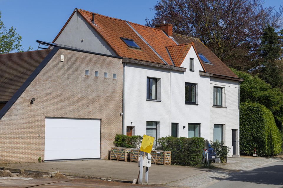 De woning in Sint-Martens-Latem waar de stoffelijke resten in de tuin zijn teruggevonden.