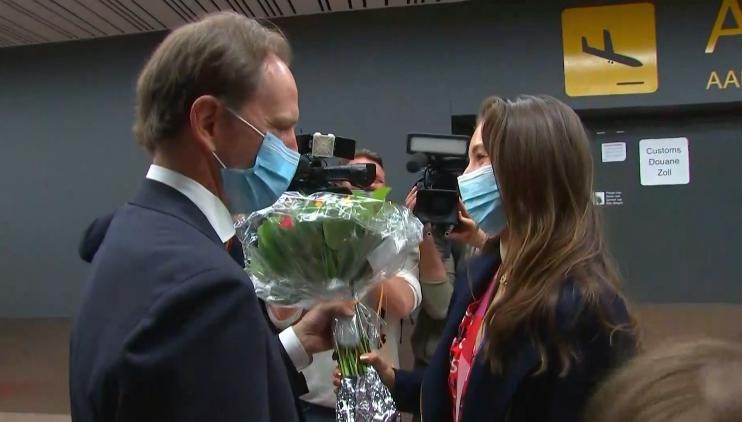Jean-Michel Saive overhandigt Derwael een boeket bloemen.