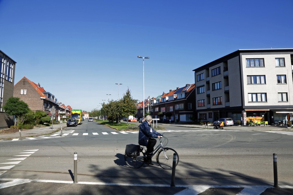 De kruispunten met Rozemaaiveld en met de Leo De Baekelandstraat (foto) krijgen verkeersremmende plateaus, die worden aangelegd als oversteekplaatsen voor voetgangers. 
