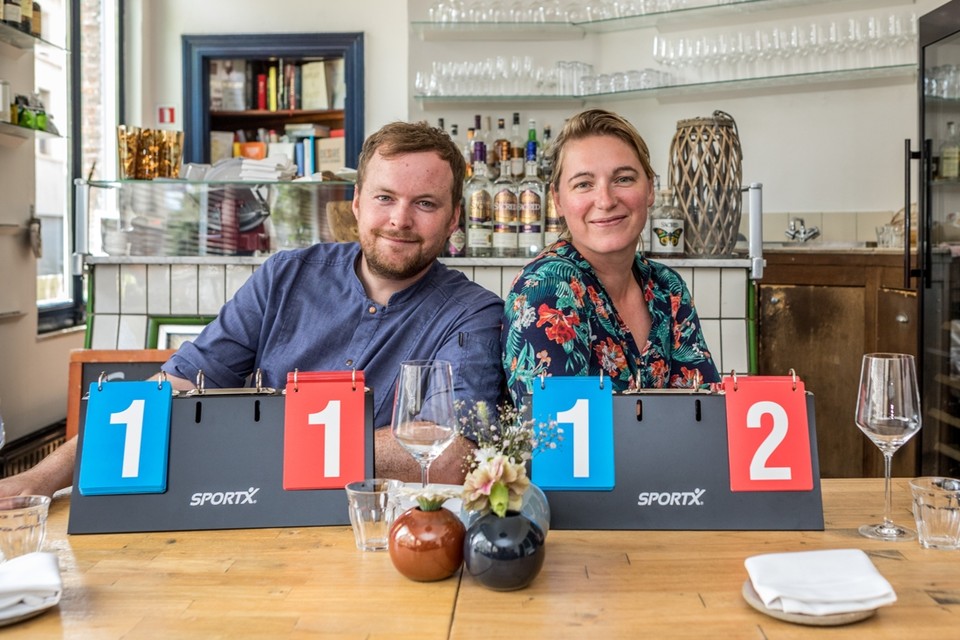 Michael Yates en Marijke Van Haecke met hun prognose in hun restaurant Sail & Anchor. “Het zijn twee sterke ploegen, dus hopelijk krijgen we mooi voetbal te zien.”