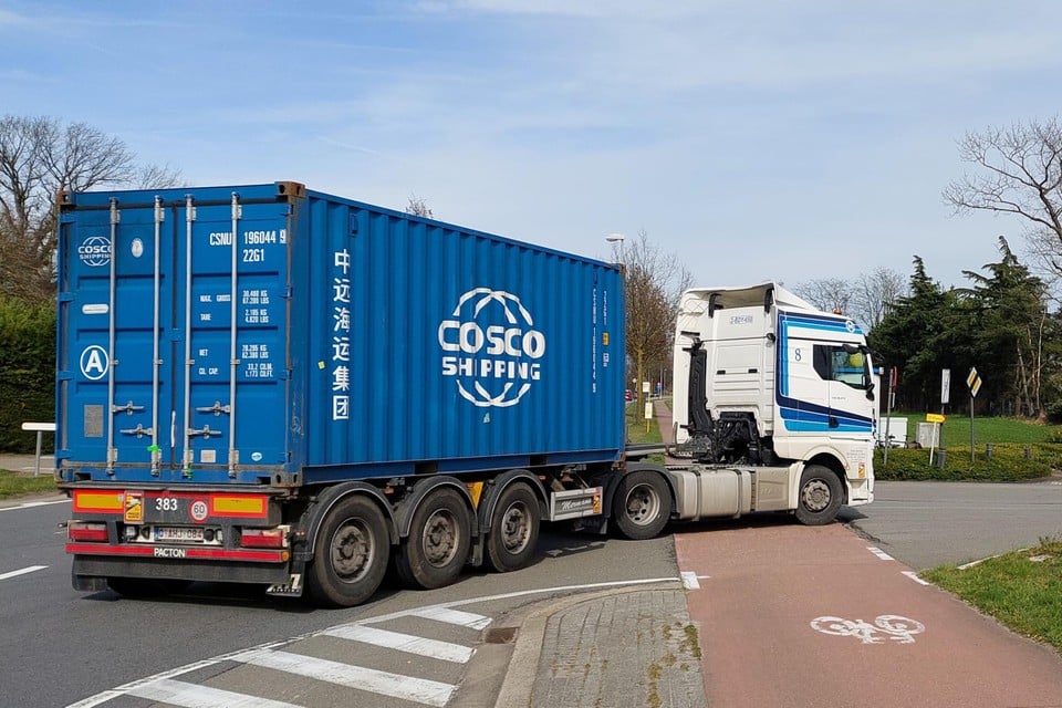 De oude toegangsweg naar het industriepark is extra gevaarlijk omdat auto’s en vrachtwagens er een bocht van 180 graden moeten nemen en daarbij een dubbelrichtingfietspad kruisen.