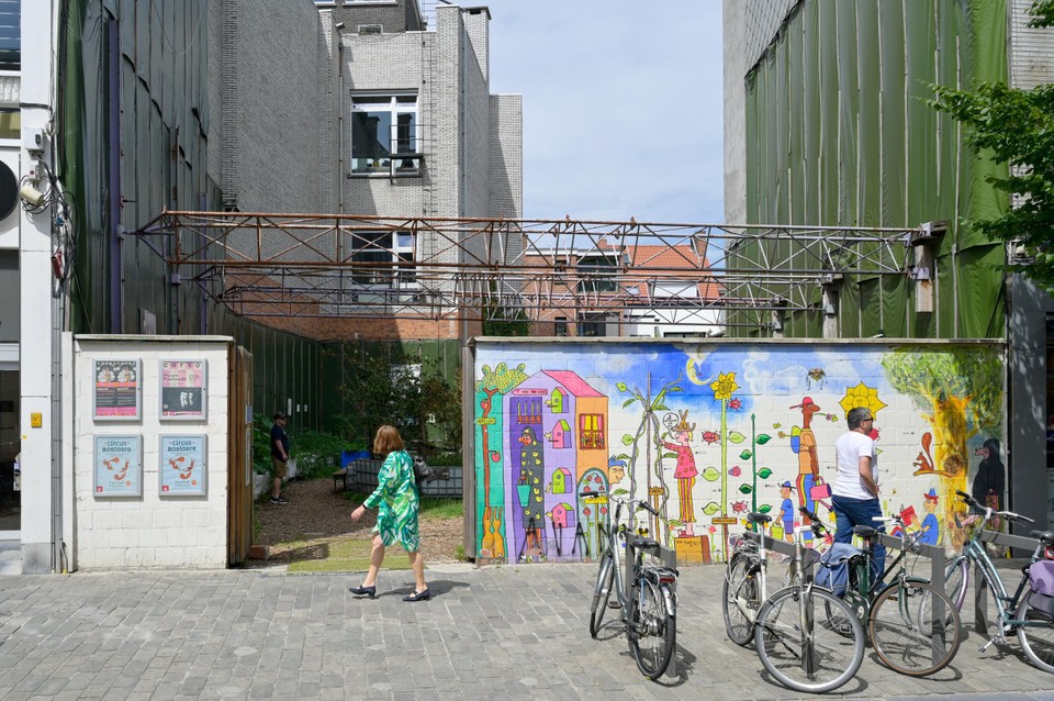 De buurttuin is gelegen naast cultuurcentrum Corso.