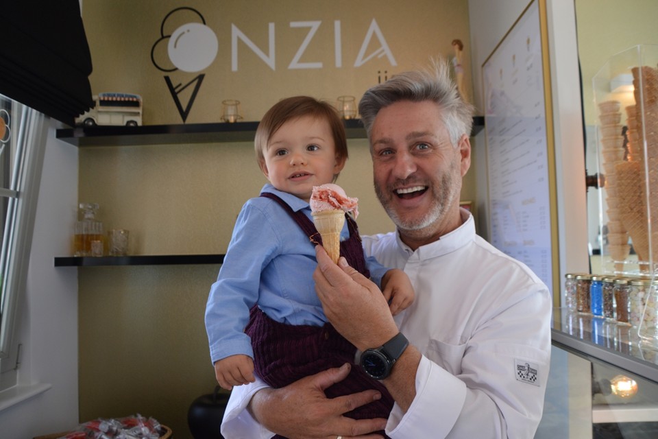 Patrick Onzia met zijn jongste zoontje Bas (bijna twee) in zijn ijsjesbar Onzia IJs in Westmalle. 