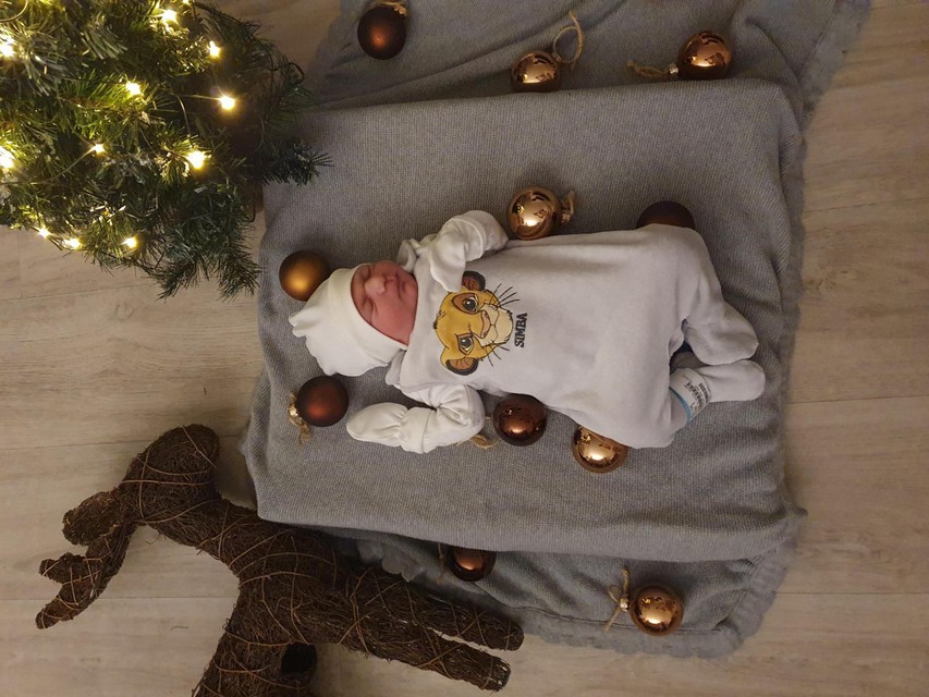 De fiere ouders deden in het ziekenhuis al een fotoshoot met Miraç aan de kerstboom. 