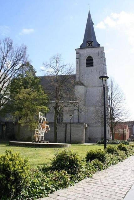De Sint-Laurentiuskerk is duidelijk aanwezig in het centrum. 