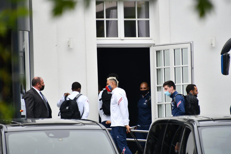 Doelman Keylor Navas bij het binnengaan van het Van der Valk-hotel in Oostkamp.