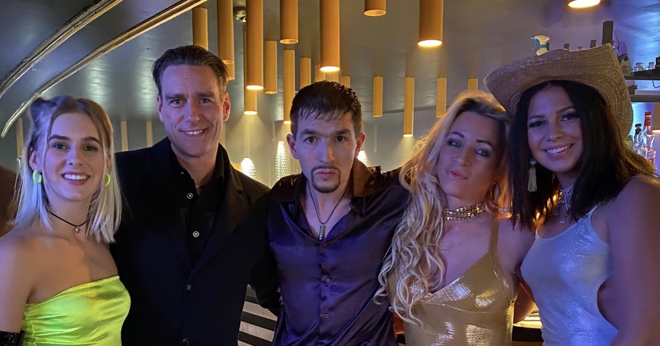 In de film Zillion is Lana (uiterst rechts) een van de vriendinnen van pornoproducent Dennis Black Magic, vertolkt door Matteo Simoni (midden). 