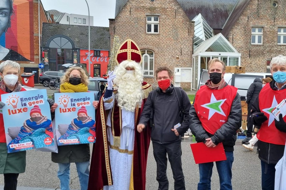 Sinterklaas ondersteunde de ludieke protestactie van PVDA Geel tegen de hoge energieprijzen met het uitdelen van gouden munten. 
