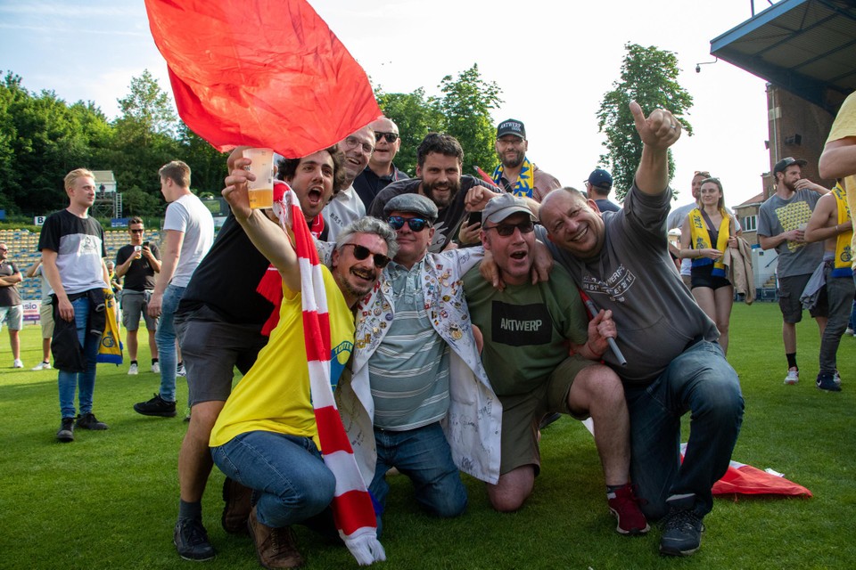 Op 22 mei 2022 vierden supporters van Antwerp en Union samen het einde van de competitie op het veld van het Joseph Mariënstadion.
