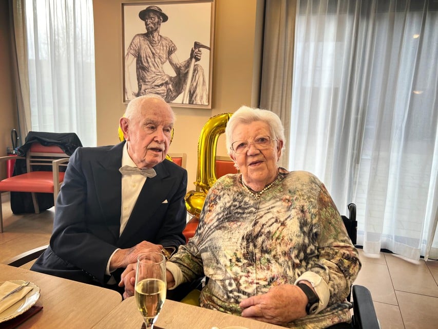 Angeline (97) en Eduard (99) gaven elkaar 80 jaar geleden het jawoord. “Ik heb hem in al die jaren nog nooit buitengezet”, lacht Angeline