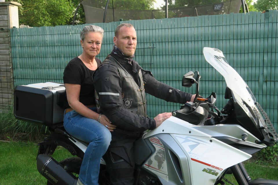 Ann Sintubin, president van MTC Amigo’s achterop bij haar partner  Tom Lemmens en zijn KTM-motorfiets.