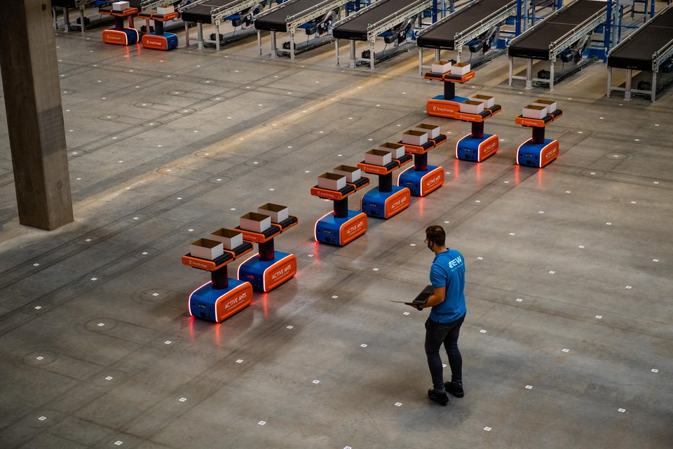 AMR-robots rijden rond in het magazijn.